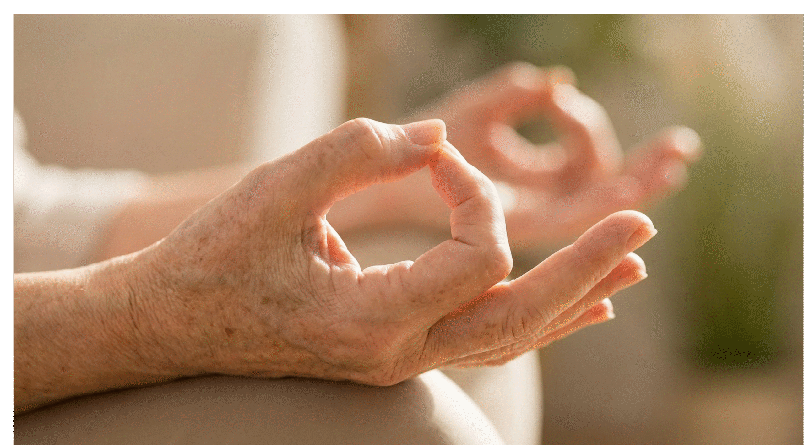 Plan rapproché sur les mains d'une personne senior réalisant l'exercice du "O", en touchant délicatement la pulpe de son pouce avec son index. Les mains sont détendues, illustrant une gymnastique articulaire douce contre l'arthrose.